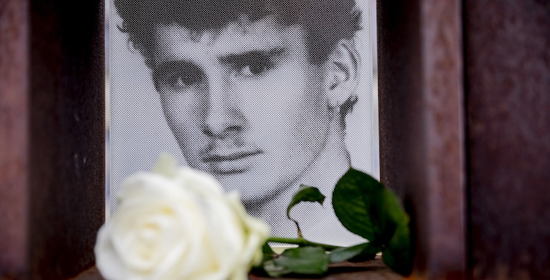 Una foto di Chris Gueffroy sulla sua tomba, a Berlino (Christoph Soeder/picture-alliance/dpa/AP Images)