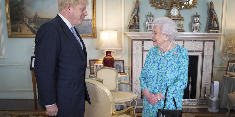 La regina Elisabetta II con Boris Johnson a Buckingham Palace, Londra, 24 luglio 2019: in basso a destra si vede un ventilatore di Dyson (Victoria Jones - WPA Pool/Getty Images)