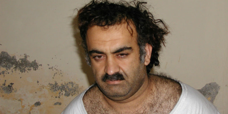 Khalid Sheikh Mohammed, uno dei cinque imputati per l'attentato dell'11 settembre 2001, fotografato al momento del suo arresto, nel marzo 2003 (AP Photo)