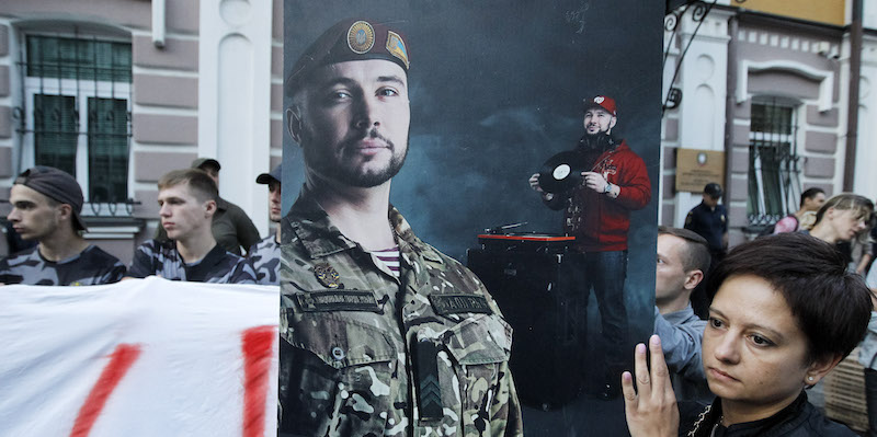 Una foto di Vitaly Markiv durante una manifestazione a suo favore davanti all'ambasciata italiana a Kiev, in Ucraina (Serg Glovny/ZUMA Wire/via ANSA)