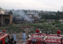 In Pakistan almeno 18 persone sono morte per la caduta di un aereo militare