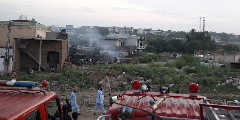 Militari pakistani attorno alla zona in cui è precipitato un aereo militare a Rawalpindi, il 30 luglio 2019 (AP Photo/Anjum Naveed)