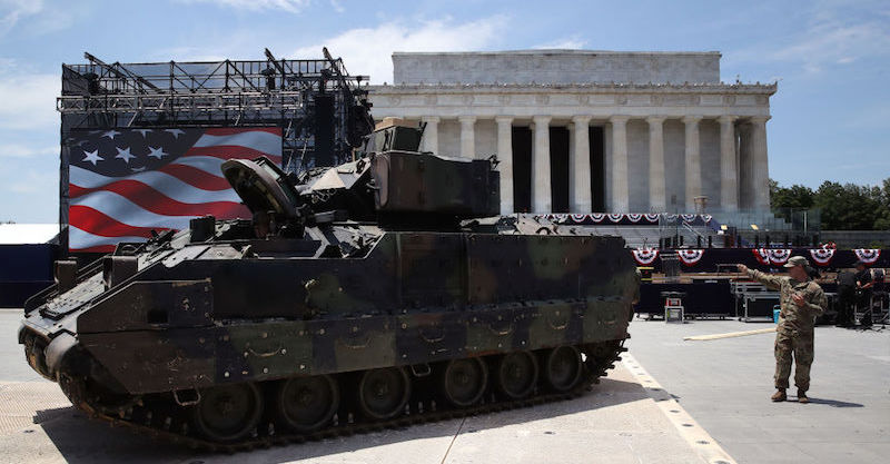Un mezzo corazzato Bradley al Lincoln Memorial (Mark Wilson/Getty Images)