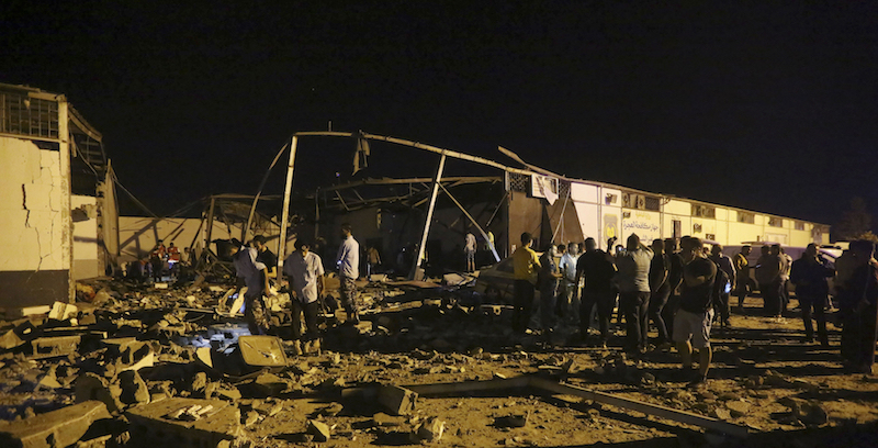 Soccorritori intorno al centro di detenzione per migranti di Tajoura, colpito nell'attacco (AP Photo/Hazem Ahmed)