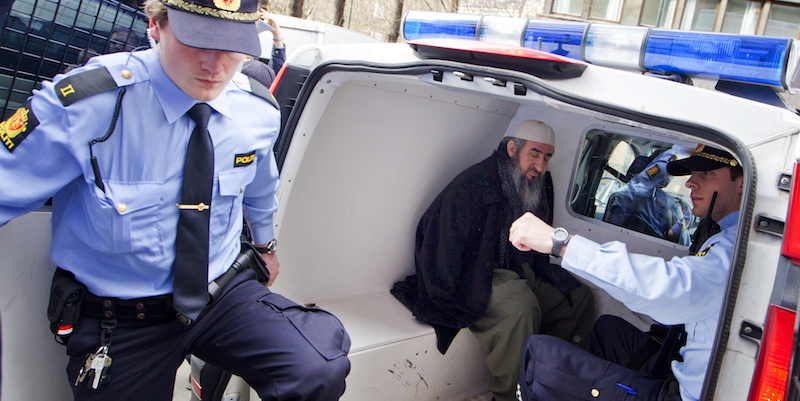  Il mullah Krekar (al centro), su un furgone della polizia il 27 marzo 2012 a Oslo, in Norvegia. (Hakon Mosvold Larsen/AFP/Getty Images)
