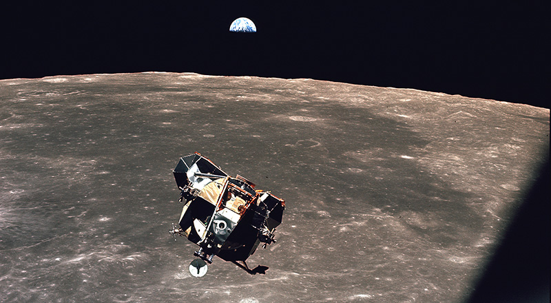 Il Modulo Lunare di Apollo 11, con sullo sfondo il suolo lunare e la Terra (NASA)