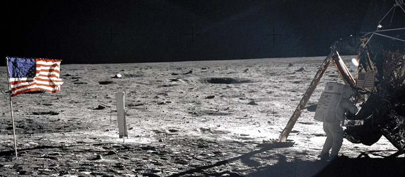 Neil Armstrong sul suolo lunare durante la missione Apollo 11 (NASA)