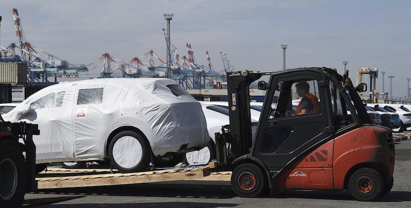Un'auto caricata in un container a Brema, Germania (Carmen Jaspersen/picture-alliance/dpa/AP Images)