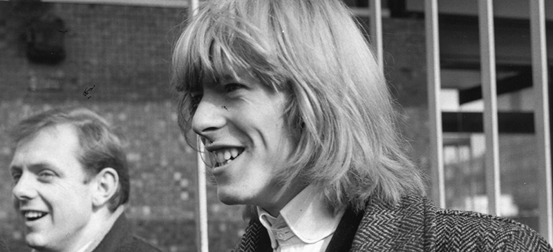 David Bowie a 18 anni nel marzo 1965, quando ancora si chiamava Davy Jones, per una registrazione alla BBC con la sua band dei Manish Boys (Evening Standard/Hulton Archive/Getty Images)