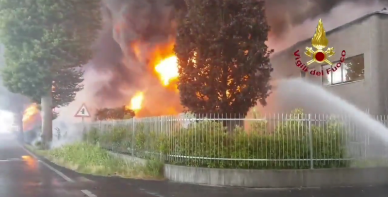 Un grosso incendio a Brendola, in provincia di Vicenza, ha causato la chiusura di un tratto della A4