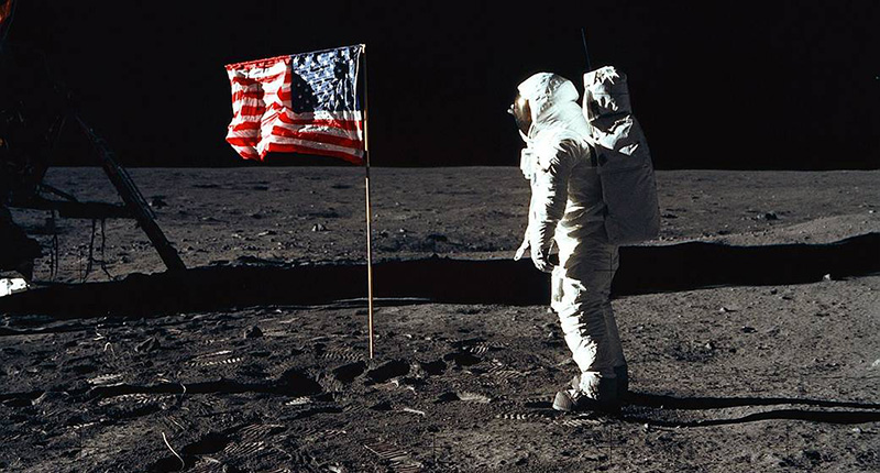 L'astronauta Edwin E. Aldrin sulla Luna accanto alla bandiera degli Stati Uniti. La foto è stata scattata da Neil Armstrong il 21 luglio 1969 (NASA)