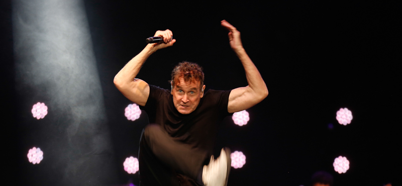 È morto Johnny Clegg, musicista sudafricano famoso per il suo impegno contro l’apartheid