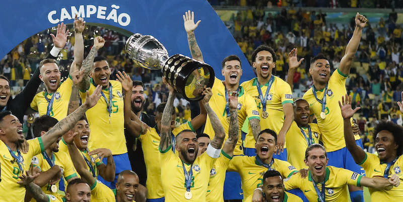 I giocatori del Brasile alzano la Copa America (AP Photo/Victor R. Caivano)