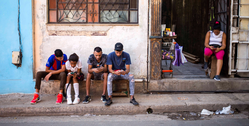 Un hotspot internet a L'Avana, Cuba. (AP Photo/Desmond Boylan)