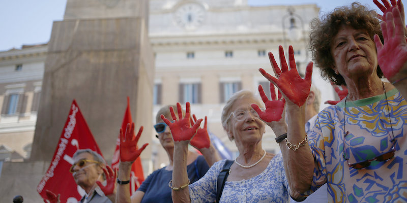 Una manifestazione contro il decreto sicurezza bis davanti al palazzo di Montecitorio, a Roma, il 24 luglio 2019 (Cecilia Fabiano - LaPresse)