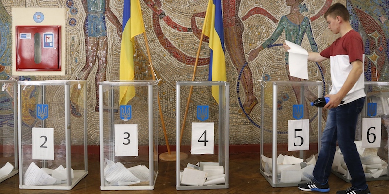 Un uomo vota per le elezioni parlamentari a Kiev, in Ucraina, il 21 luglio 2019 (AP Photo/Efrem Lukatsky)