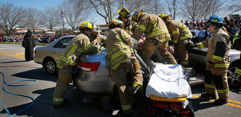 Un finto incidente durante uan rappresentazione di Every 15 Minutes alla Colonial High School di Virginia Beach, nel 2013. (AP Photo/The Virginian-Pilot, Hyunsoo Leo Kim)