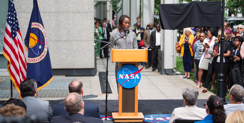 Margot Lee Shetterly, autrice del libro "Il diritto di contare" alla NASA, Washington, 12 giugno 2019 (NASA/Joel Kowsky)