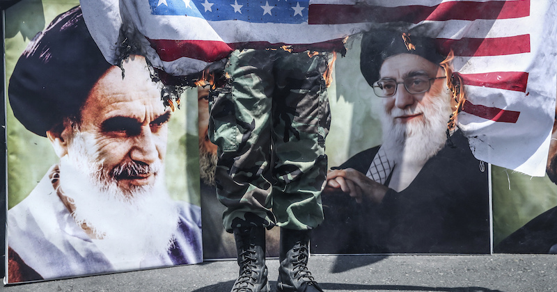 Un iraniano brucia la bandiera statunitense durante una manifestazione antiamericana a Teheran (Saeid Zareian/picture-alliance/dpa/AP Images)