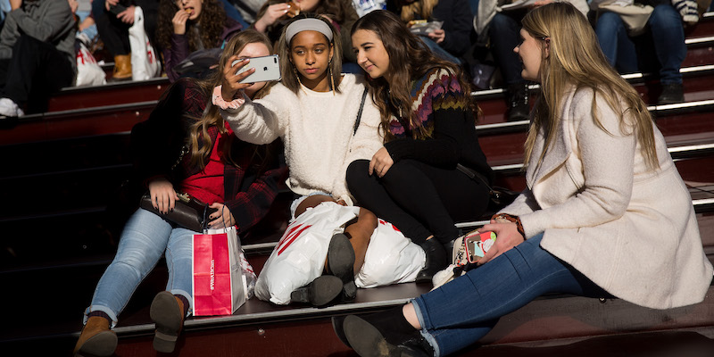 Un gruppo di adolescenti, membri della cosiddetta "generazione Z", si scatta una fotografia a New York, il 1 dicembre 2017 (Drew Angerer/Getty Images)