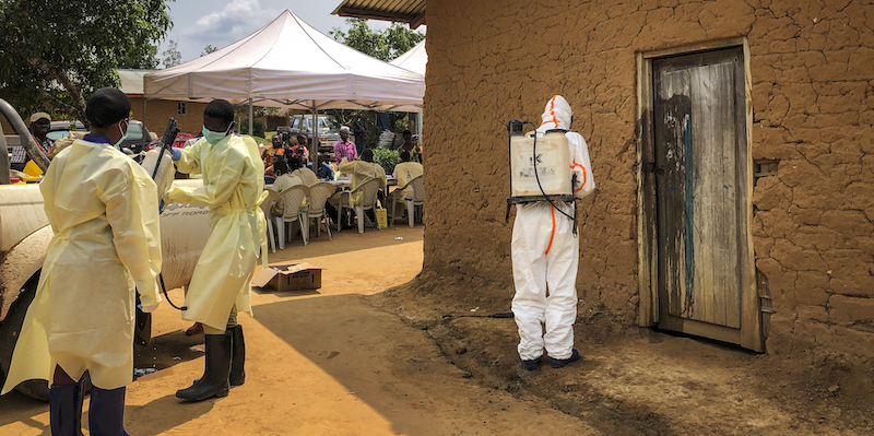 Operatori sanitari decontaminano una casa dove è stato registrato un caso di ebola, a Mabalako, in Congo (AP Photo/Al-hadji Kudra Maliro)