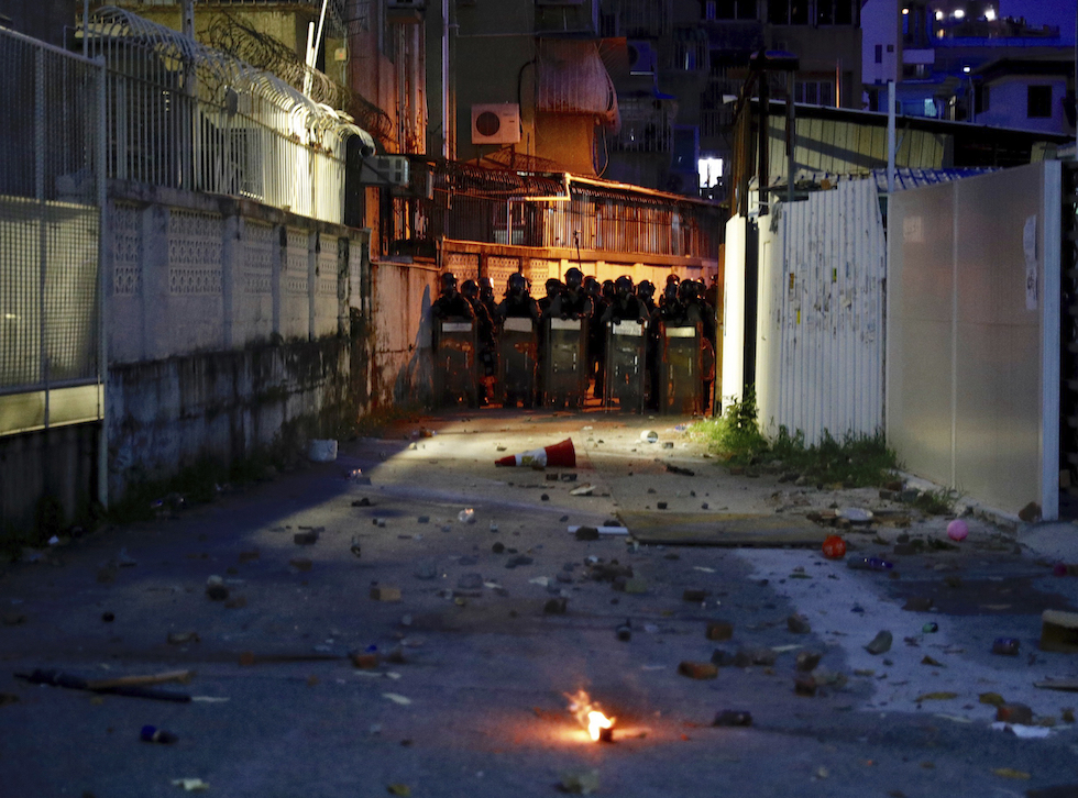 Poliziotti nel distretto di Yuen Long, sabato 27 luglio (AP Photo/Vincent Yu)