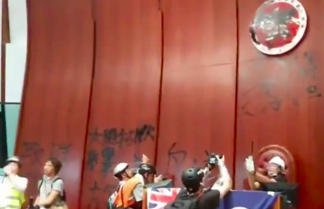 12 manifestanti sono stati arrestati per l’irruzione nel parlamento di Hong Kong