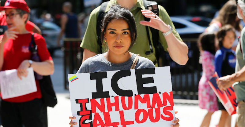 Una manifestazione a Chicago contro le operazioni di domenica per arrestare ed espellere immigrati irregolari (Nuccio DiNuzzo/Getty Images)
