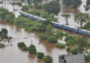 Vicino a Mumbai, in India, sono stati soccorsi più di mille passeggeri di un treno, che da ieri erano bloccati a causa di un'alluvione