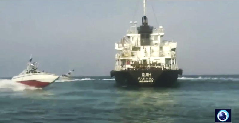 La petroliera MT Riah circondata dalle autorità iraniane nello stretto di Hormuz, il 18 luglio 2019 (Press TV via AP)