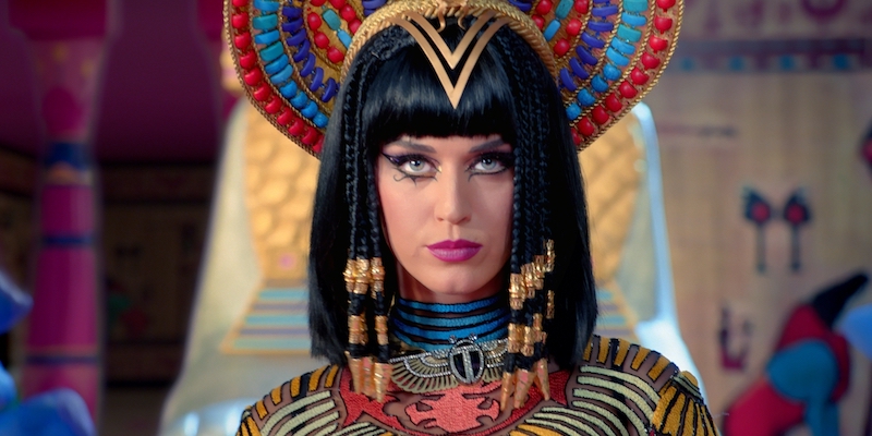 Katy Perry nel video di "Dark Horse"