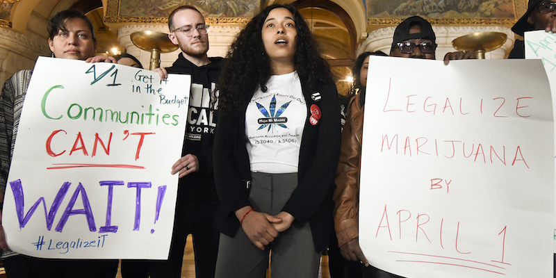 Una manifestazione per chiedere la legalizzazione della marijuana a scopo ricreativo ad Albany, nello stato di New York, il 26 marzo 2019 (AP Photo/Hans Pennink, file)