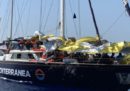 I migranti soccorsi da una barca a vela