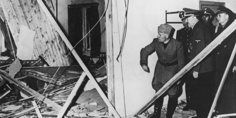 Hitler e Mussolini mentre esaminano i danni nella stanza dove esplose la bomba che avrebbe dovuto uccidere Hitler, luglio 1944 (Keystone/Hulton Archive/Getty Images)