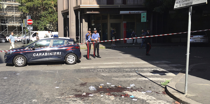 Due carabinieri nel posto dove è stato ucciso Mario Cerciello Rega (AP Photo/Paolo Santalucia)