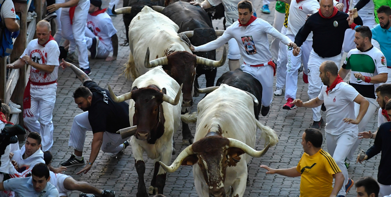 La corsa dei tori di Pamplona mercoledì 10 luglio 2019. (AP Photo/Alvaro Barrientos)