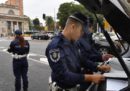 A Milano un agente e due impiegati della polizia municipale sono stati arrestati perché avrebbero accettato denaro per cancellare delle multe