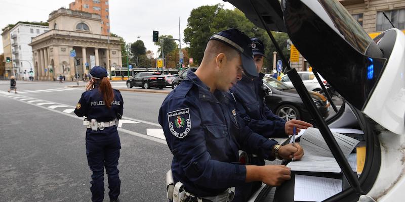 Agenti della Polizia Municipale di Milano effettuano controlli nel traffico, 1 ottobre 2018 (ANSA/DANIEL DAL ZENNARO)