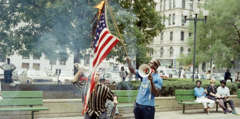Un manifestante brucia la bandiera americana di fronte il tribunale federale di Manhattan il 30 luglio 1990, mentre è in corso il processo ai "Central Park Five" (AP Photo/Joseph Major)