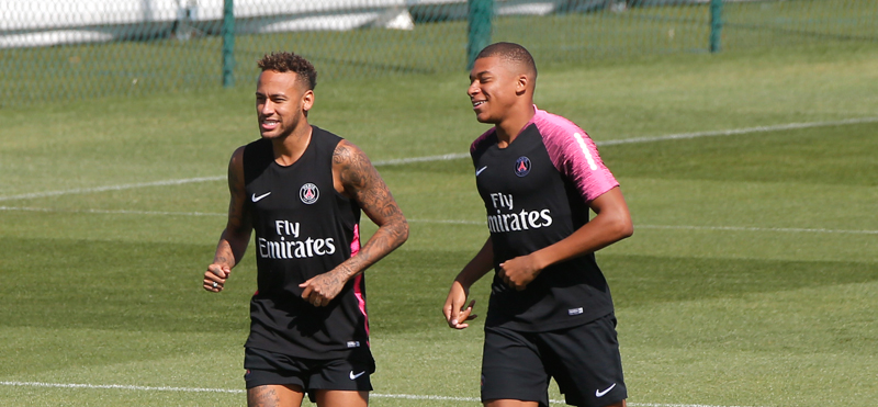 Neymar e Kylian Mbappe del PSG durante un allenamento. (AP Photo/Michel Euler)