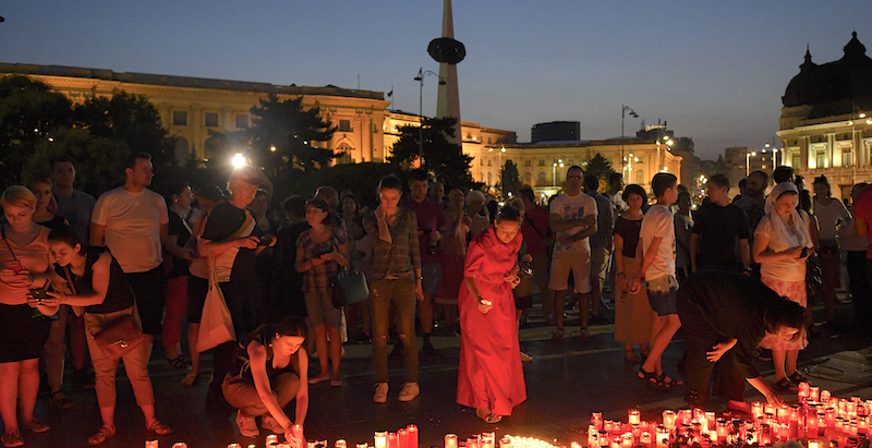 Cerimonia in ricordo della ragazza uccisa, fuori dall'edificio del ministero dell'Interno romeno a Bucarest (AP Photo/Andreea Alexandru)