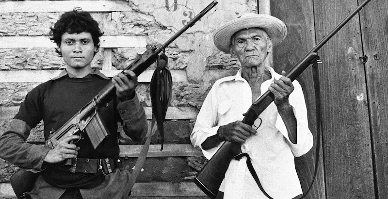 Un 87enne della prima ribellione di Sandino, insieme a un 18enne della rivoluzione sandinista e Leon, Nicaragua, 19 giugno 1979 (AP Photo/Richard Cross)