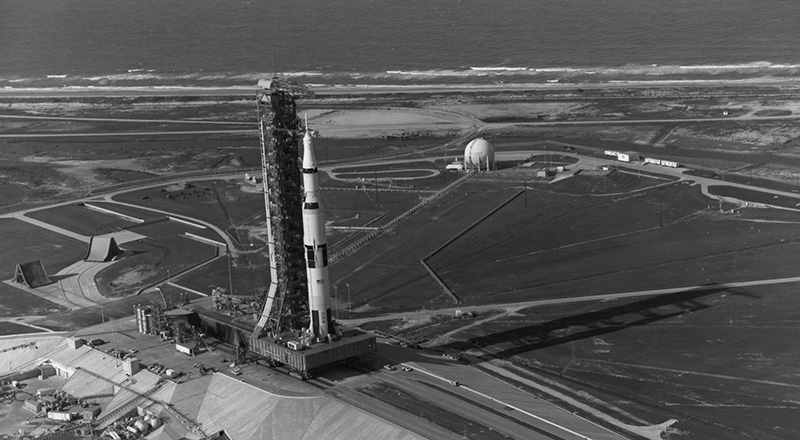 Il Saturn V nelle fasi preparatorie della missione Apollo 11, nel 1969 (Space Frontiers/Getty Images)