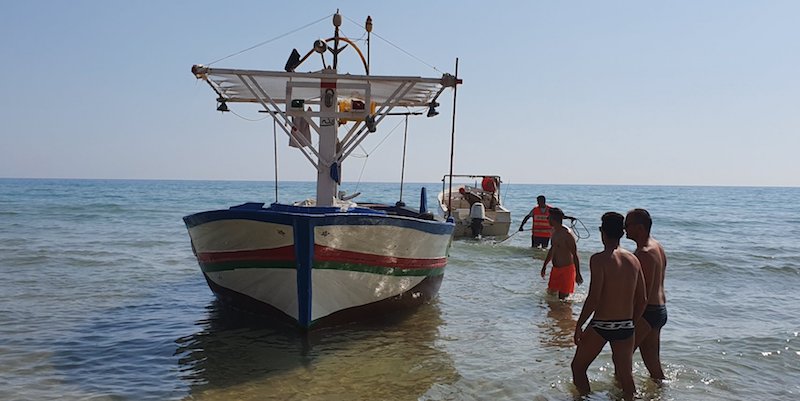 Una fotografia diffusa dall'associazione ambientalista Mareamico di Agrigento che mostra l'imbarcazione usata da un gruppo di migranti nordafricani per raggiungere una spiaggia di Siculiana il 19 luglio 2019 (Mareamico delegazione di Agrigento)