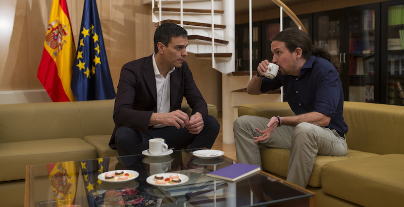 Pedro Sánchez, a sinistra, e Pablo Iglesias (AP Photo/Francisco Seco)