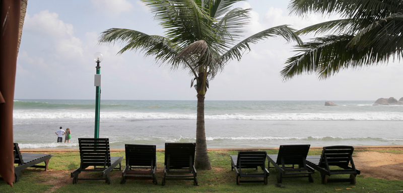 Una spiaggia a Hikkaduwa, in Sri Lanka. (AP Photo/Eranga Jayawardena)