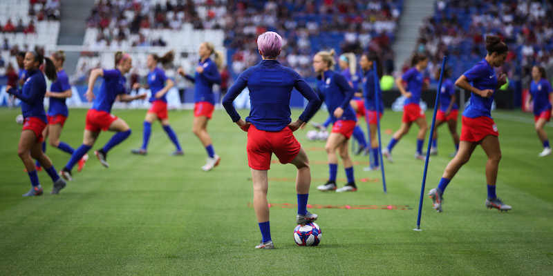 Megan Rapinoe guarda il riscadalmento delle compagne di squadra prima della semifinale tra Inghilterra e Stati Uniti (Alex Grimm/Getty Images)