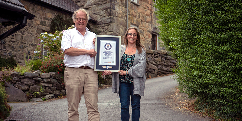 Gwyn Headley e Sarah Badhan a Ffordd Pen Llech, in Galles (Andrew Davies/Guinness World Records via AP)
