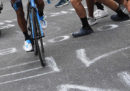 Quelli che cancellano peni e insulti dalle strade del Tour de France