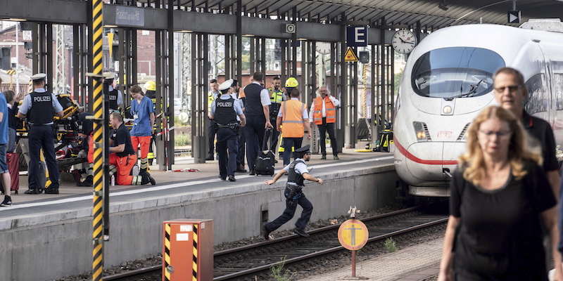 Polizia e vigili del fuoco alla stazione di Francoforte, vicino al treno ad alta velocità sotto cui è stato spinto un bambino di 8 anni e sua madre il 29 luglio 2019 (Frank Rumpenhorst/dpa via AP)